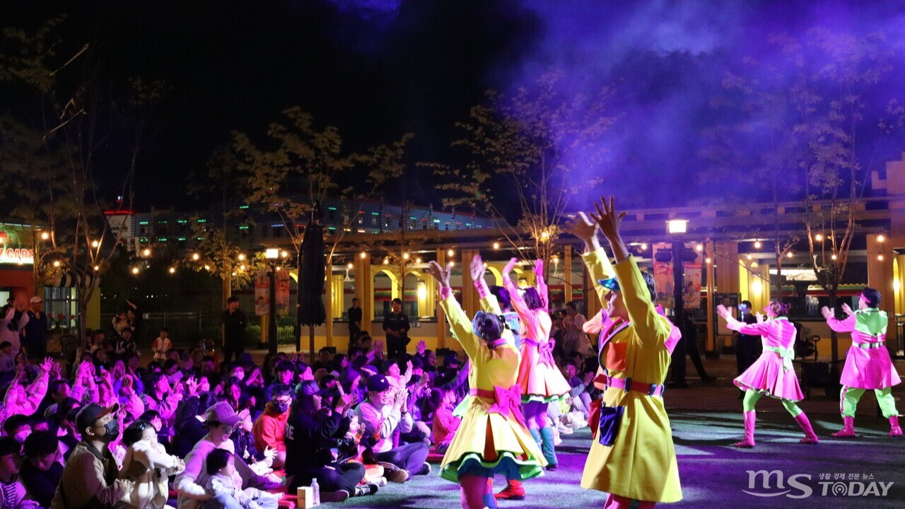 레고랜드 방문객들이 야간 공연인 '레츠고! 파티고!' 공연을 즐기고 있다. (사진=MS투데이 DB) 