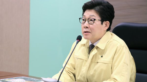 화천산천어축제에 대해 폄훼적인 발언을 해 논란을 빚은 조명래 환경부 장관 (사진=연합뉴스)