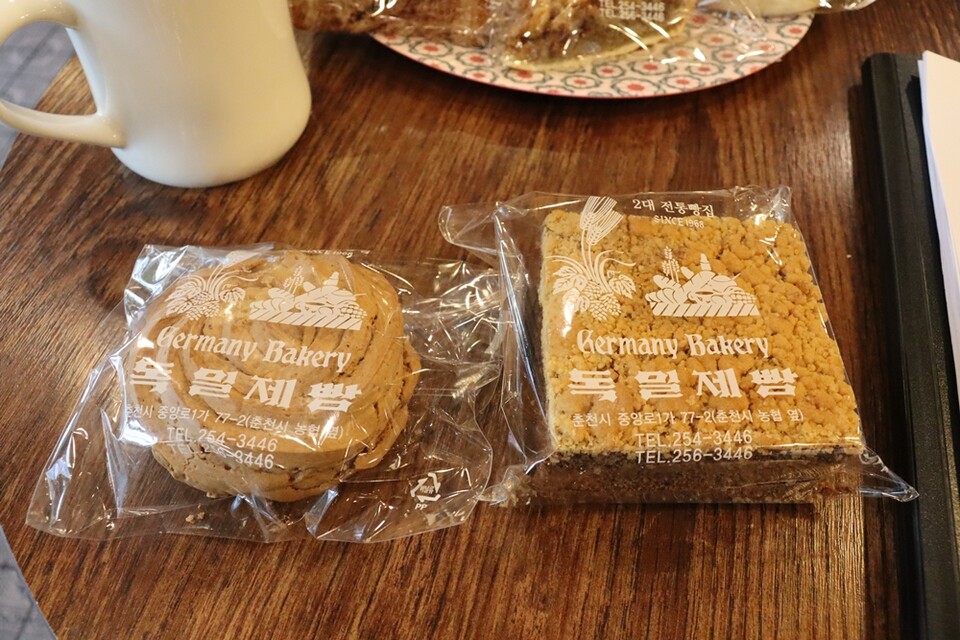 땅콩 마카롱과 사각구스빵. (사진=신초롱 기자)