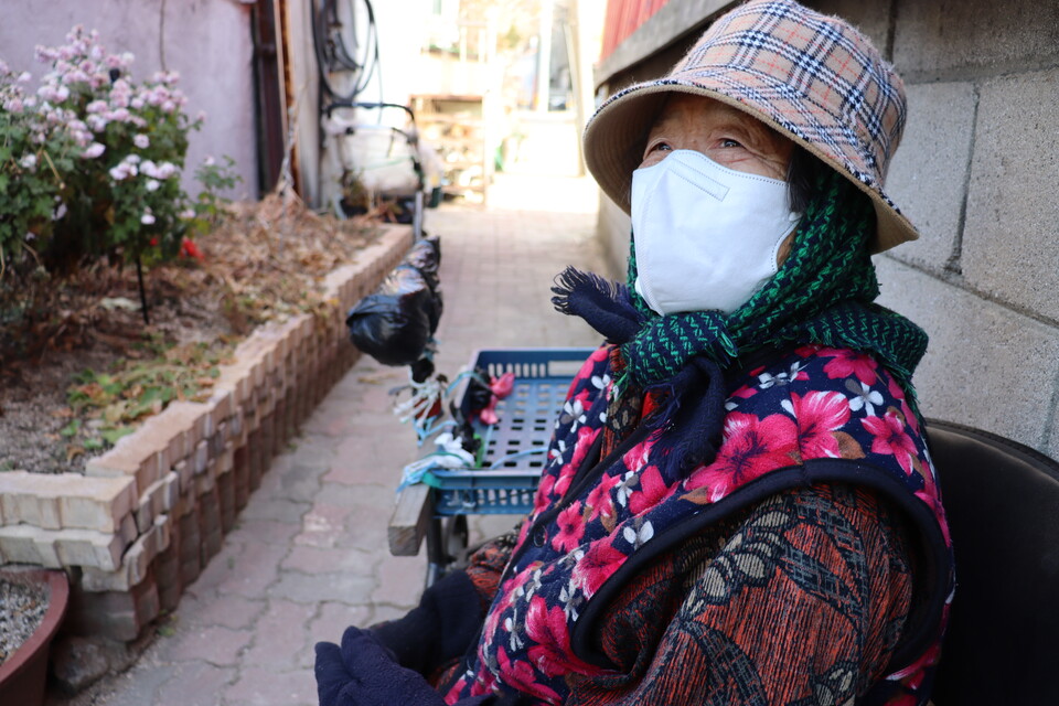 쌓여가는 연탄에 눈시울을 붉히는 할머니. (사진=김은혜 기자)