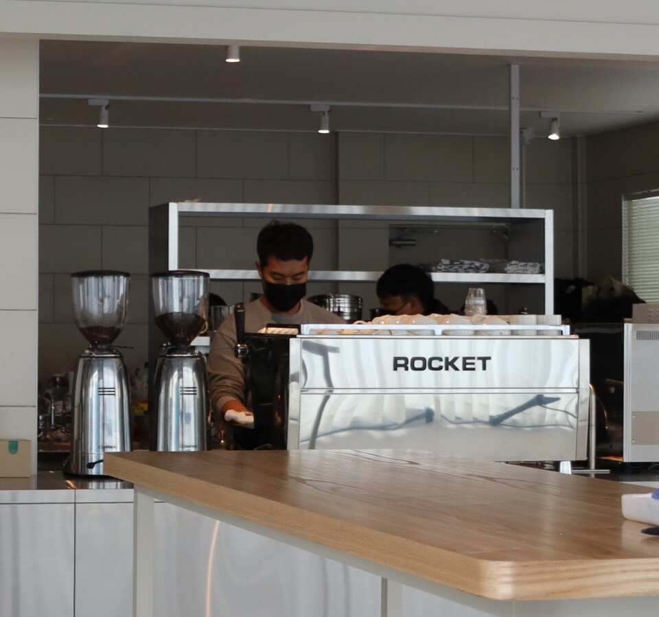 춘천 청년외식창업 공동체공간인 '아울러'의 한 청년 창업가가 커피를 만드는 모습 (사진=김은혜 기자)