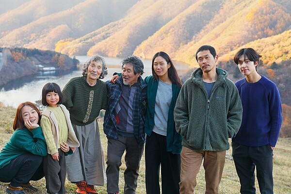 영화 ‘정말 먼 곳’ 출연 배우들의 모습. 뒷 배경은 해피초원목장에서 내려다보이는 춘천호.
