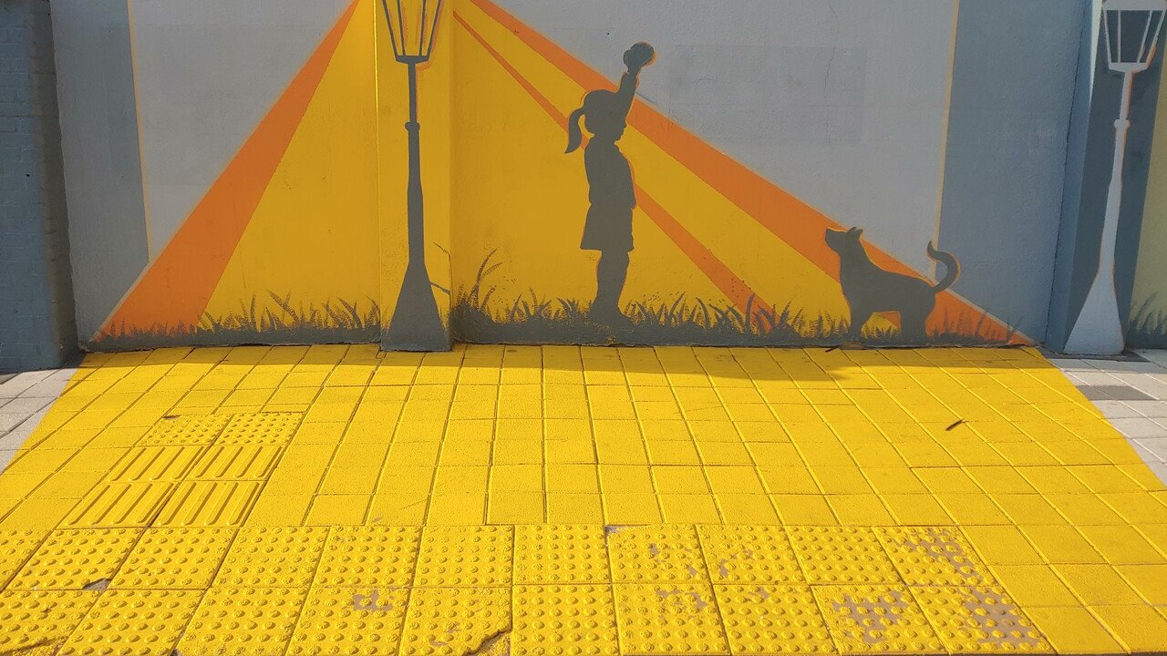 춘천시 후평동 한 초등학교 앞에 점자블록 위에 옐로카펫이 설치돼 시각장애인들에게 혼란을 주고 있다. (사진=배상철 기자)