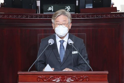 이재명 경기도지사가 지난 15일 경기도의회 임시회에서 코로나19 백신을 독자적으로 도입하는 방안을 검토하고 있다고 밝혔다. (사진=연합뉴스)