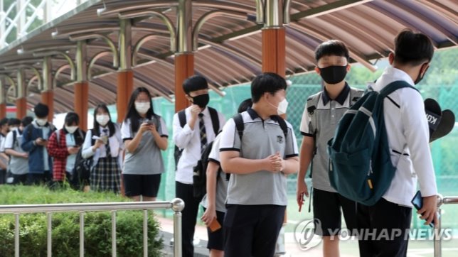 사진은 춘천중학교 학생들이 등교하는 모습. (사진=연합뉴스)