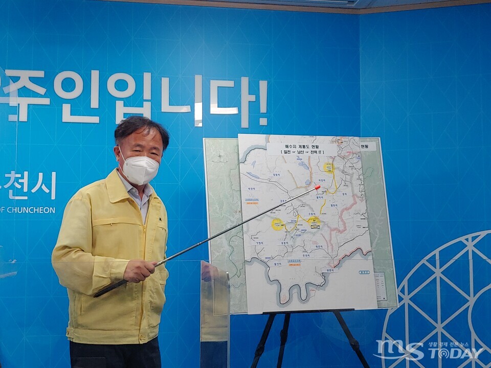 지난 9일 발생한 춘천전역 단수 상황에 대해 설명하는 이재수 춘천시장. (사진=권소담 기자)