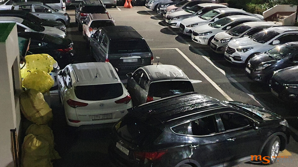 춘천의 한 아파트 주차장에서 이중 삼중으로 주차된 차량으로 차량의 진행이 막혀있다. (사진=독자 제공)