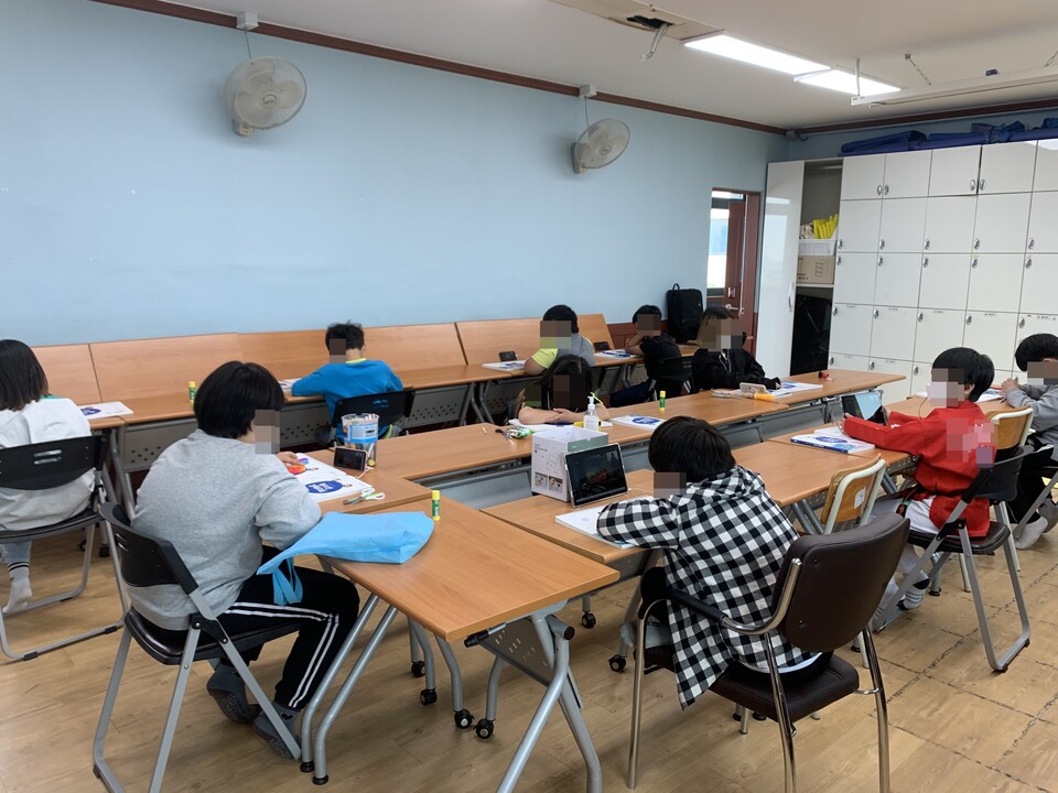 학생들이 춘천지역아동센터에서 진행하는 교육을 온라인 수업으로 듣고 있는 모습. (사진=춘천지역아동센터)