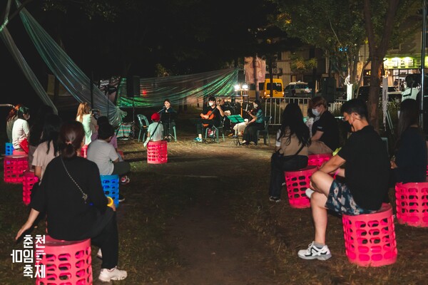 지난 25일 ‘애막골 문화의 거리’에서 소담의 ‘소담한 힐링 콘서트’ 공연이 열렸다. (사진=춘천마임축제)