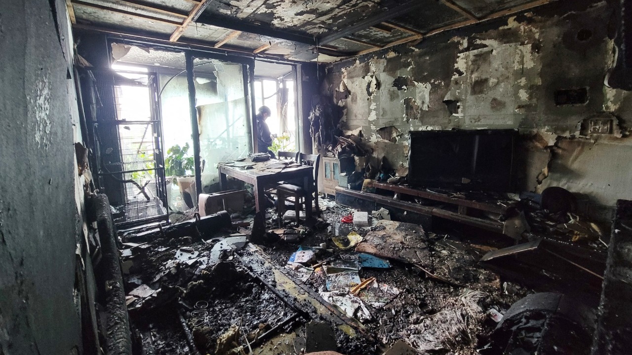 지난달 31일 오후 9시 10분쯤 춘천시 석사동 한 아파트 8층에서 불이 났다. 1일 오전 화재감식반이 현장을 조사하고 있다. (사진=배상철 기자)