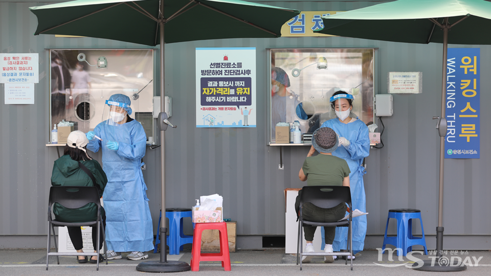 26일 춘천시보건소 선별진료소를 찾은 시민들이 코로나19 검사를 받고 있다. (사진=박지영 기자)