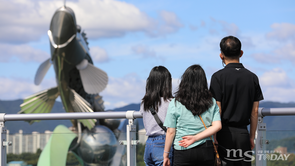 26일 소양강스카이워크를 찾은 관광객들이 쏘가리상을 바라보고 있다. (사진=박지영 기자)