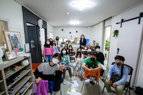 전시에 참여한 춘천 지역 아이들. (사진=김보람 문학기획자)