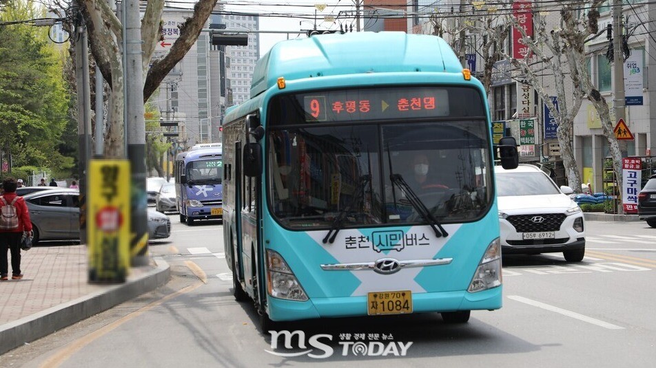 춘천시의 시내버스 공영제 도입 선언에 대한 지역사회의 반응이 엇갈리고 있다. (사진=MB투데이 DB)
