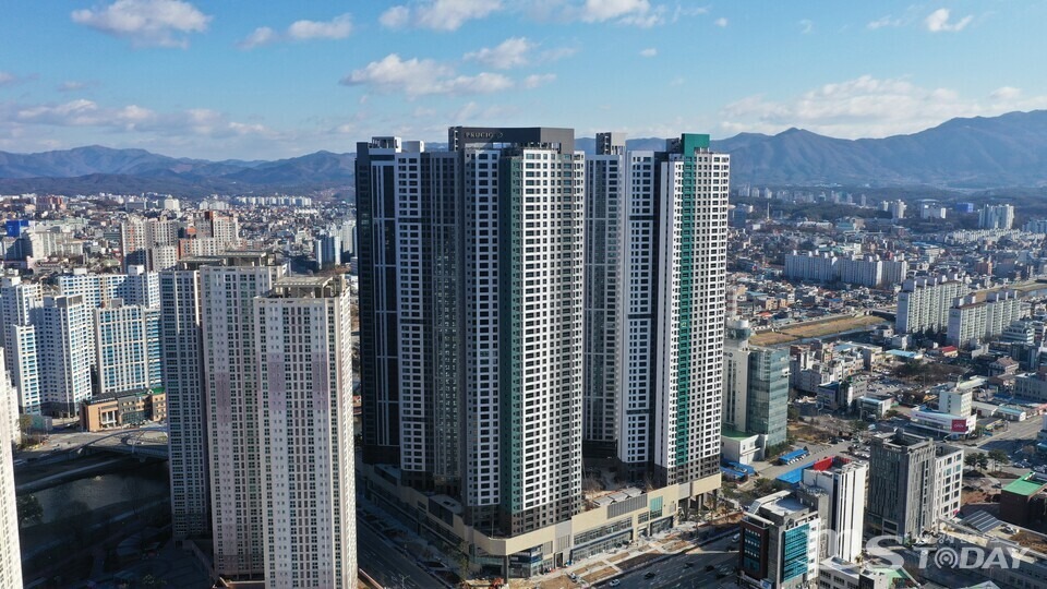 춘천의 대장 아파트로 손꼽히는 온의동 센트럴타워 푸르지오. (사진=박지영 기자)