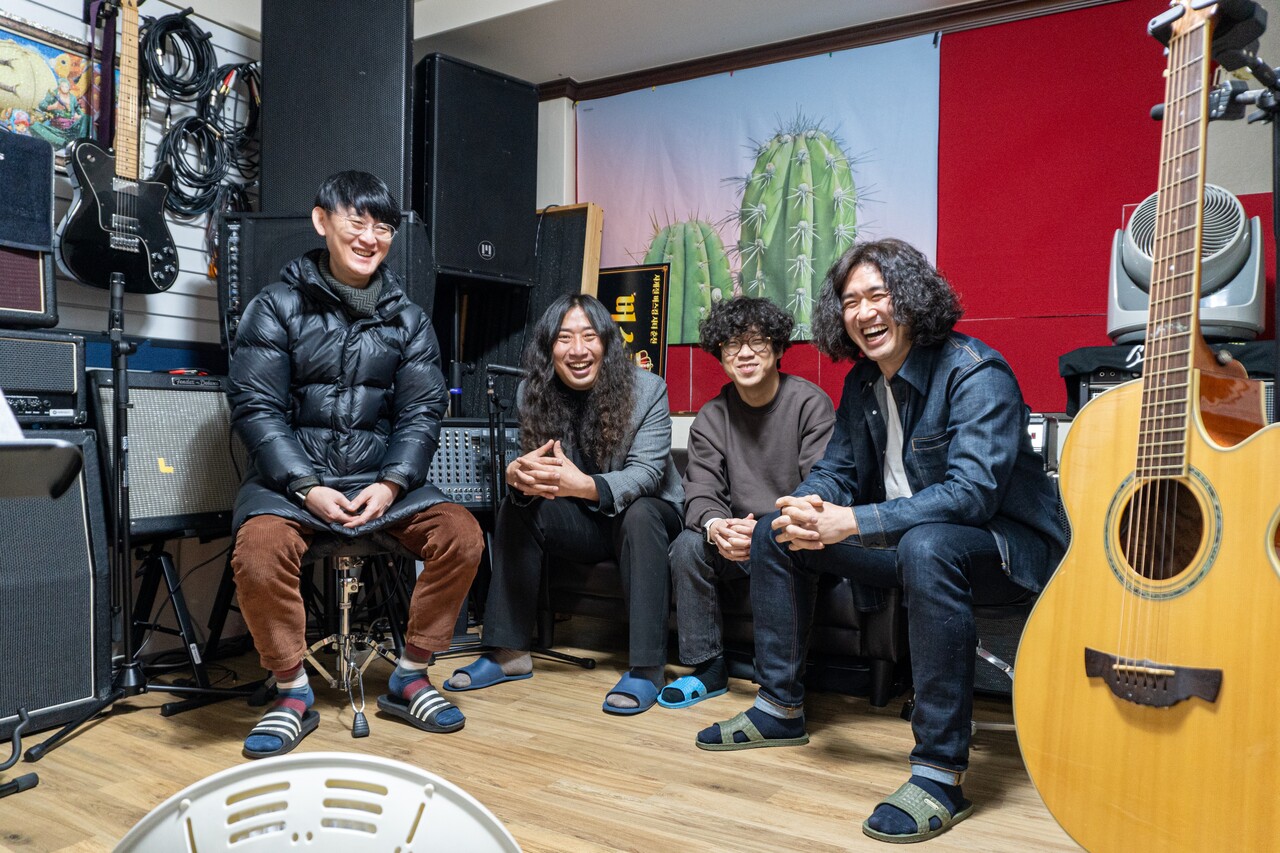 (왼쪽부터) 록 밴드 직시의 멤버 김재헌(드럼), 송수민(기타), 최상은(보컬), 이상엽(베이스)씨. (사진=서충식 기자)