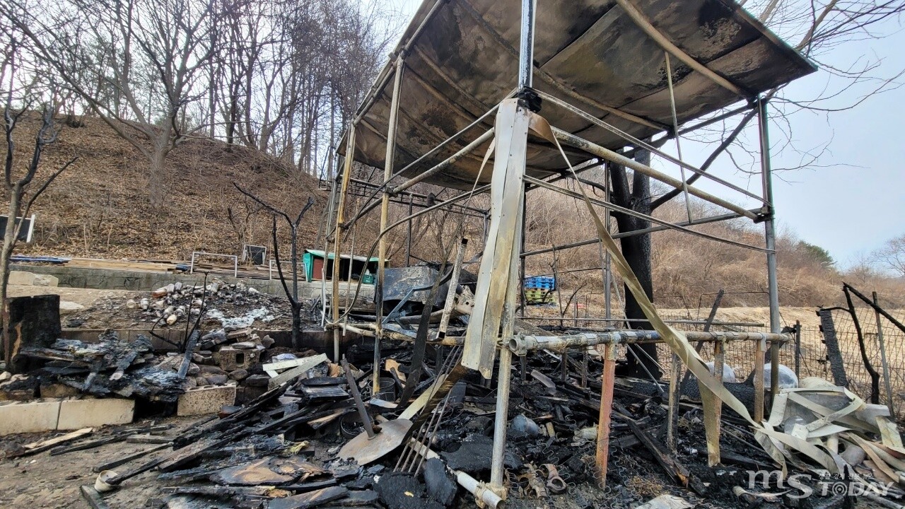 지난 9일 정오쯤 춘천시 동산면 조양리 한 마을의 간이창고에서 화재가 발생했다. 검게 그을린 화재 현장. 바로 뒤에 산이 보인다. (사진=배상철 기자)