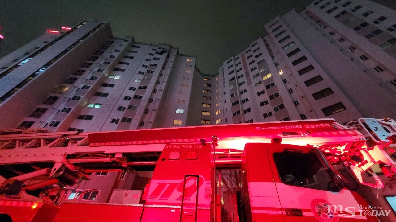 13일 오후 9시 22분쯤 춘천시 근화동의 한 아파트 14층에서 원인을 알 수 없는 화재가 발생했다. 14층 창문이 화재로 그을려 있다. (사진=배상철 기자)