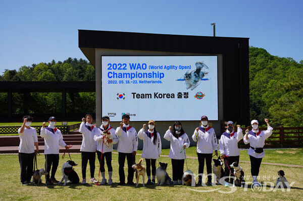 지난 9일 강아지숲에서 열린 ‘2022 WAO(World Agility Open) 챔피언십 출정식’에 참석한 대한민국 대표팀이 파이팅을 외치고 있다.  (사진=강아지숲)
