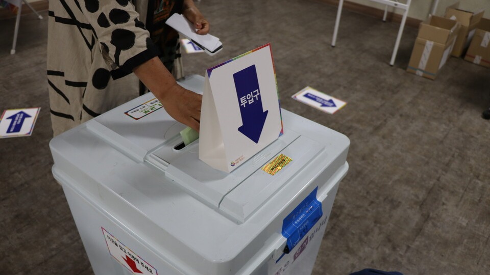 제8회 전국동시지방선거일인 1일 춘천시 후평동 제2투표소를 찾은 한 주민이 소중한 한 표를 행사하고 있다. (사진=MS투데이 DB)