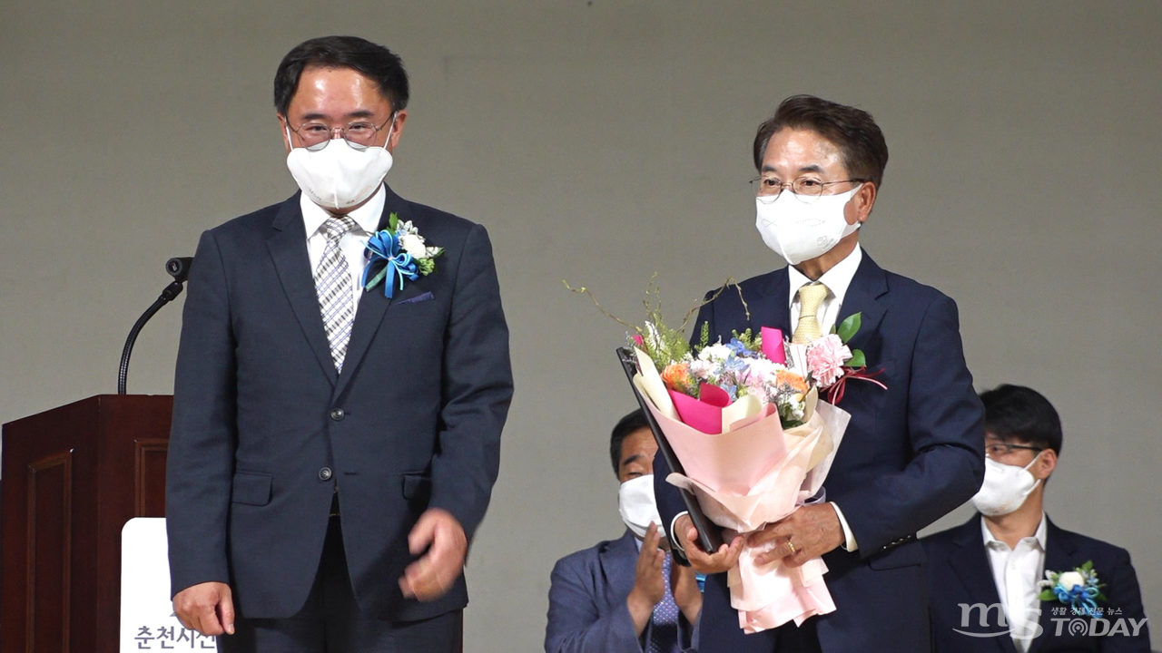 육동한(사진 오른쪽) 춘천시장 당선인이 2일 김도현(왼쪽) 춘천시선거관리위원장으로부터 당선증을 받고 있다. (사진=박지영 기자)
