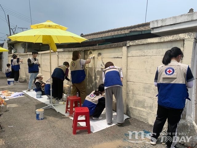 강원적십자사 청소년적십자(RCY)는 지난 25일 춘천시 우두동 50호 마을 일원에서 벽화 그리기 봉사활동을 했다. (사진=강원적십자사 제공)