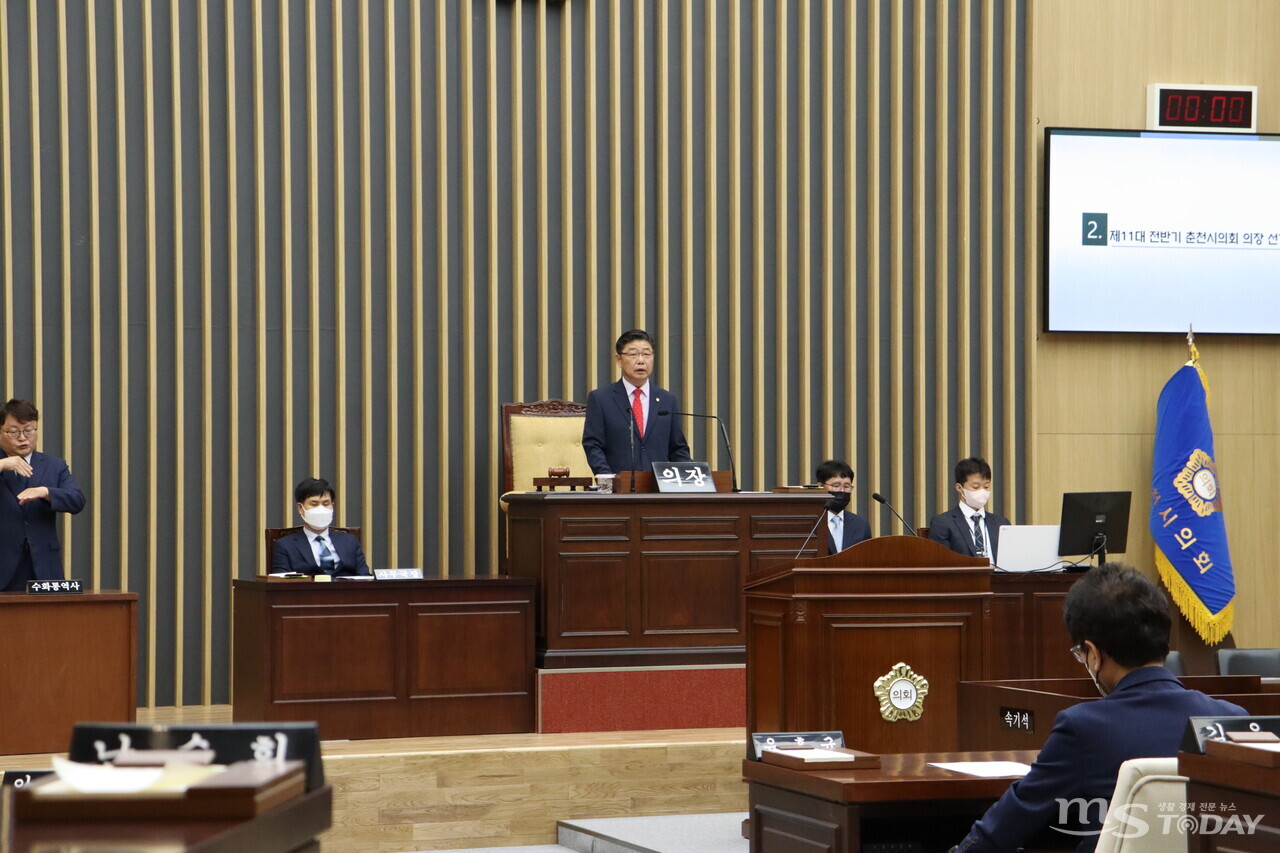 제11대 전반기 춘천시의회를 이끌게 된 김진호 의장이 선출 후 소감을 밝히고 있다. (사진=한승미 기자)