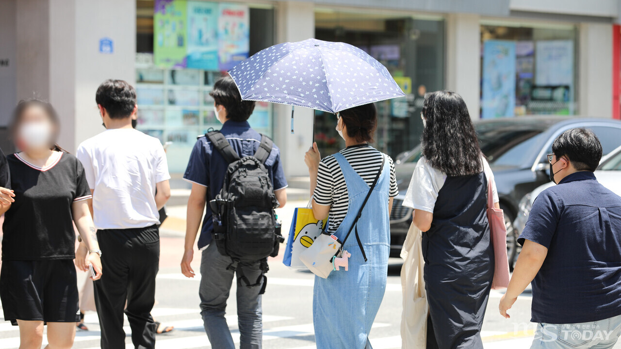 폭염특보가 내려진 지난달 21일 춘천 명동 거리의 시민들이 따가운 햇살 아래 걸음을 옮기고 있다. (사진=MS투데이 DB)