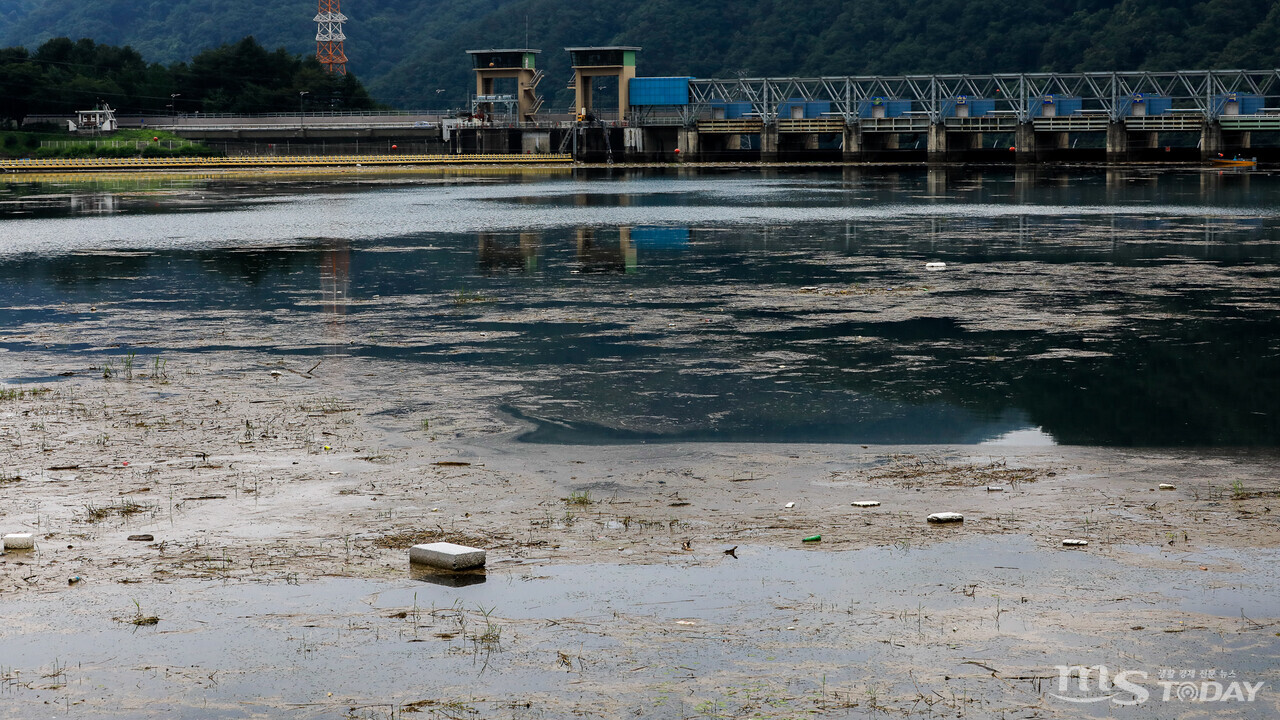 12일 춘천댐 상류 춘천호, 최근 내린 장맛비에  떠내려온 쓰레기와 부유물이 수면 위를 뒤덮고 있다.