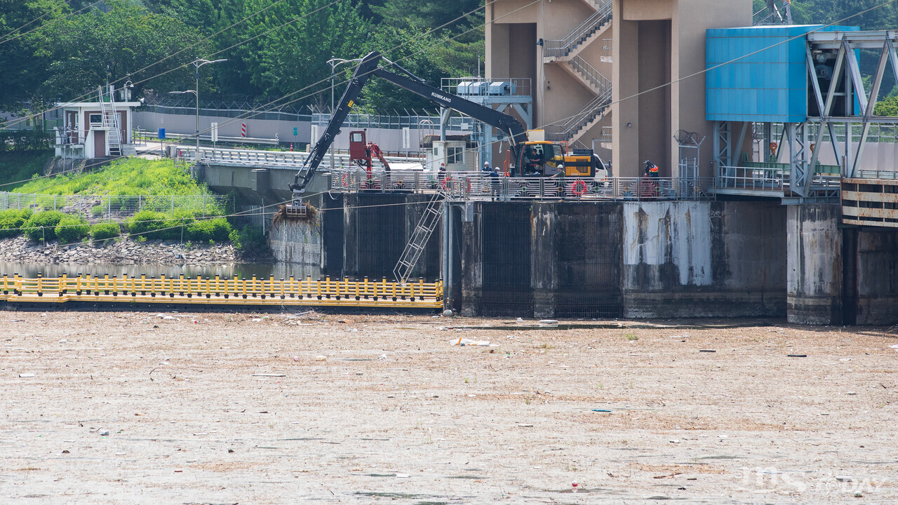 한국수력원자력 한강수력본부는 지난 5일부터 장비와 인력을 투입해 12일까지 춘천댐에 유입된 쓰레기와 부유물 127t을 수거했다.