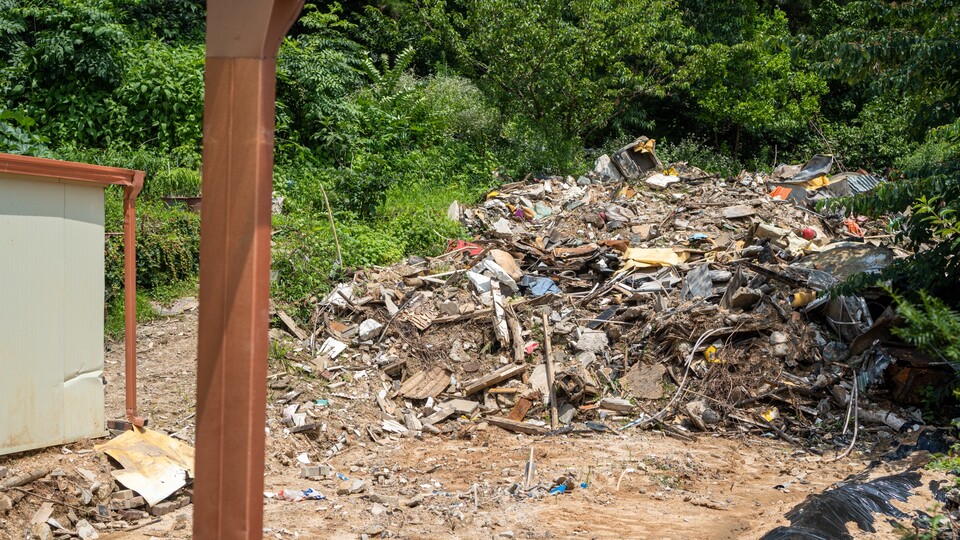 올해 박씨 집에는 잦은 폭우 때문에 옆 산에서 흘러내린 토사와 주민들이 버린 쓰레기가 떠내려왔다. (사진=서충식 기자)