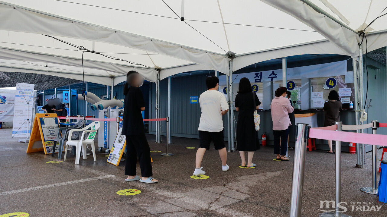 24일 춘천 호반체육관 선별진료소에 시민들이 코로나19 검사를 받기 위해 기다리고 있다. (사진=이정욱 기자)