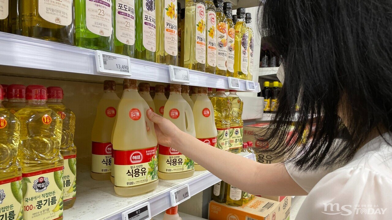 춘천의 한 대형마트에서 소비자가 상품을 살펴보고 있다. (사진=MS투데이 DB)