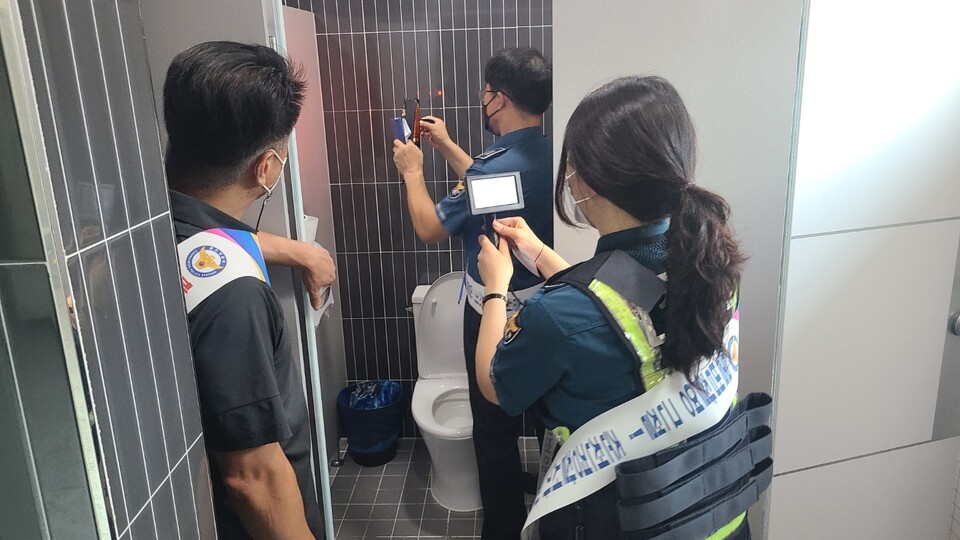 춘천경찰서는 최근 학원가, 카페 등을 대상으로 화장실 내 불법 촬영 카메라 합동점검을 했다. (사진=춘천경찰서 제공)