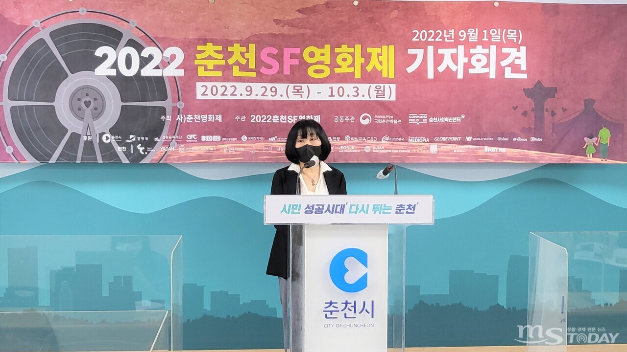 이안 위원장이 1일 열린 2022 춘천SF영화제 기자회견에서 올 영화제를 소개하고 있다. (사진=오현경 인턴기자)