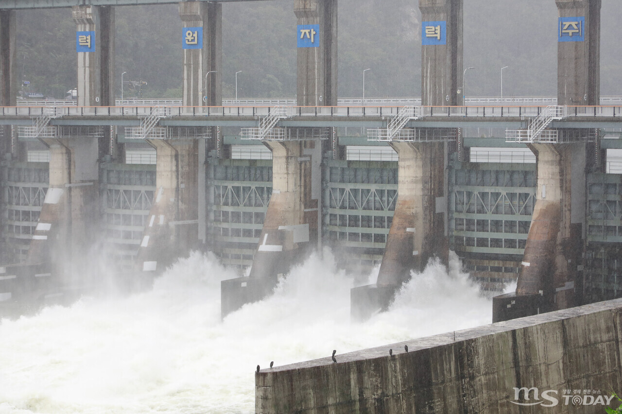 제11호 태풍 '힌남노'의 영향으로 많은 비가 내리자 춘천 의암댐이 수문을 열고 초당 1200톤의 물을 방류하고 있다.