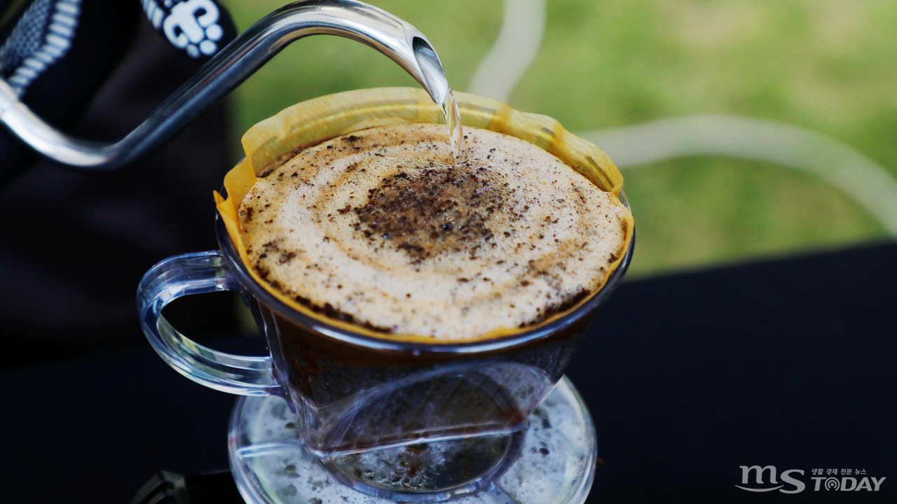 행사 부스에서 춘천 지역 커피 명인들이 직접 로스팅한 커피를 맛볼 수 있다. (사진=박지영 기자)