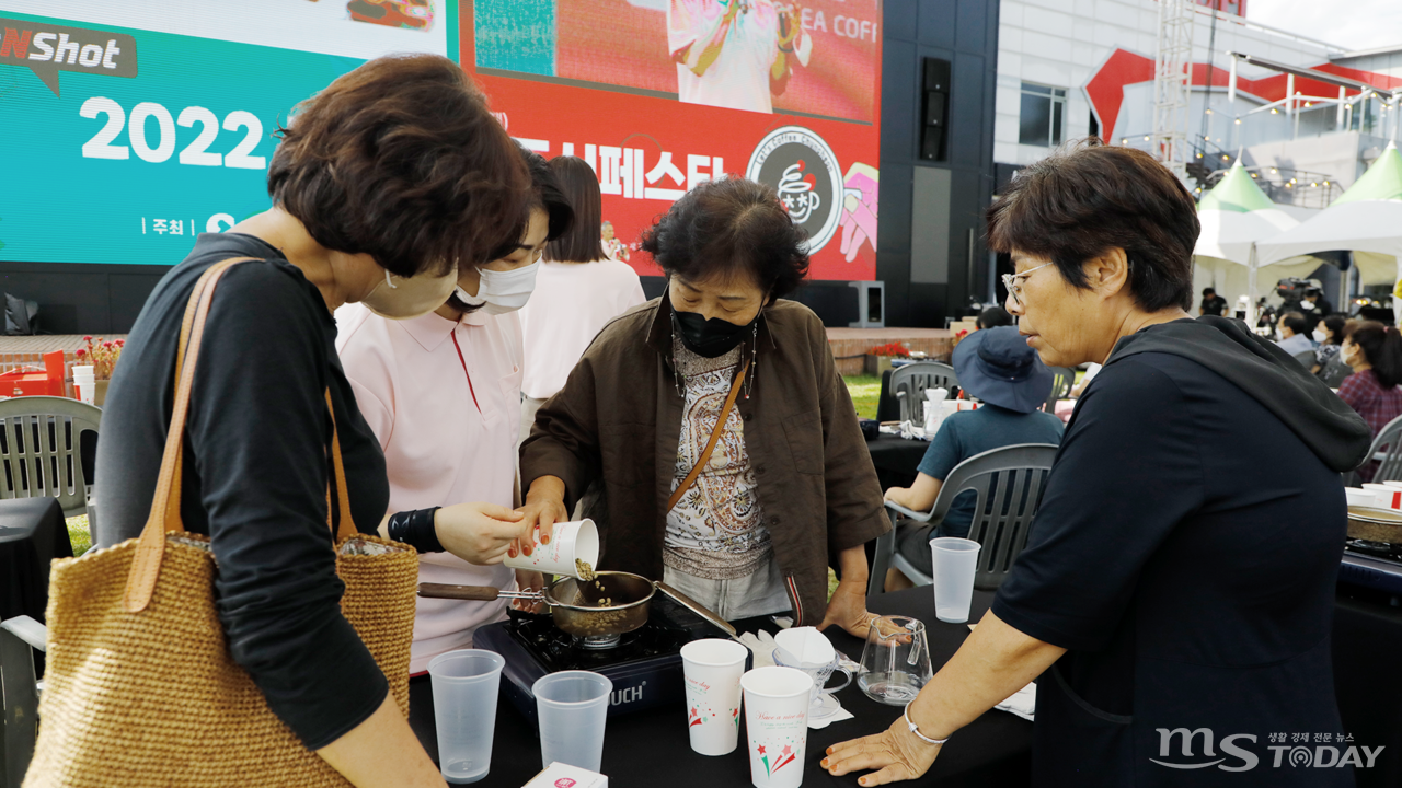 춘천 커피도시페스타를 찾은 시민들이 On-site 커피체험 Only One 커피 만들기 체험을 하고 있다. (사진=박지영 기자)
