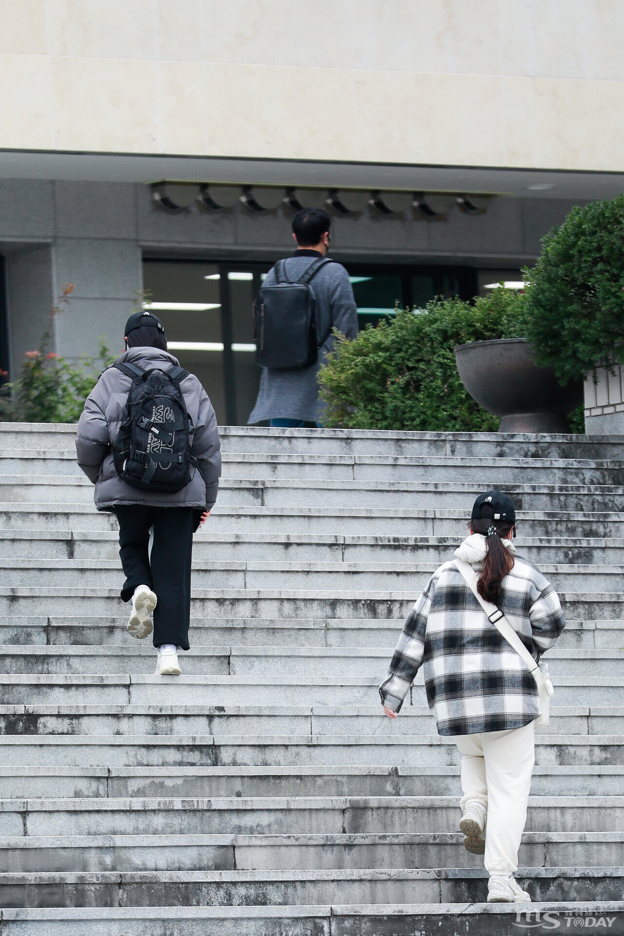 19일 강원대학교 춘천캠퍼스에서 학생들이 두꺼운 옷을 입고 발걸음을 옮기고 있다. 기상청에 따르면 이달 말까지 평년보다 기온이 낮을 것으로 전망된다.