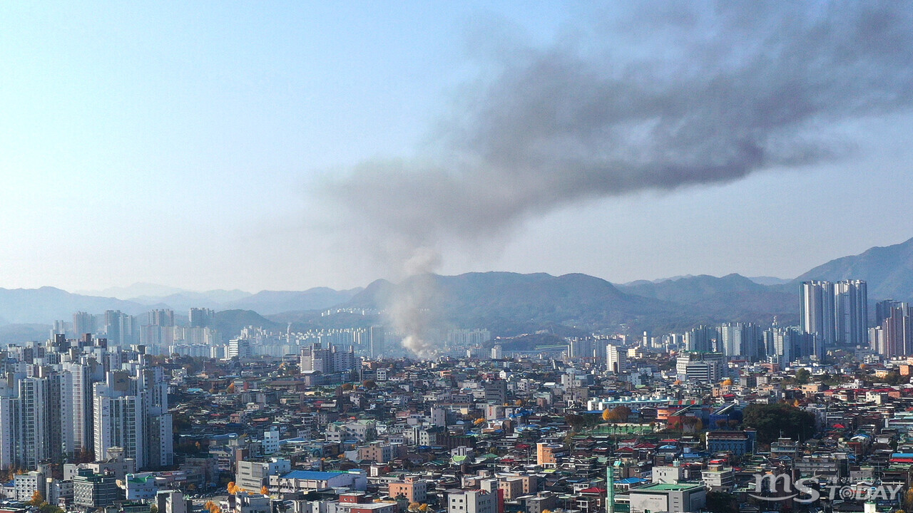31일 오전 9시 42분쯤 춘천 효자동의 한 빌라에서 화재가 발생해 연기가 솟아오르고 있다. (사진=이정욱 기자)