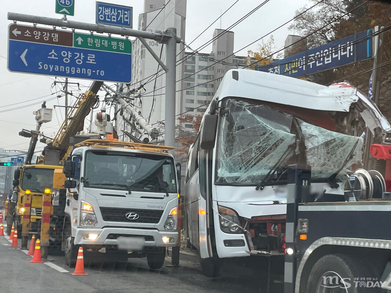 2일 오전 춘천시 후평동 강변삼거리서 한 버스가 전신주를 들이받는 사고가 발생했다. (사진=이정욱 기자)