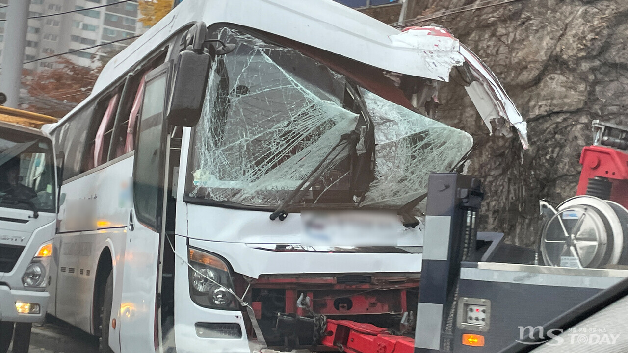 2일 오전 춘천시 후평동 강변삼거리서 한 버스가 전신주를 들이받아 전면부가 파손됐다. (사진=이정욱 기자)