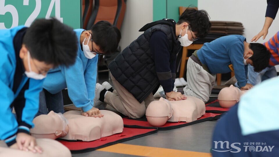 심폐소생술(CPR) 교육을 받고 있는 학생들. (사진=연합뉴스)