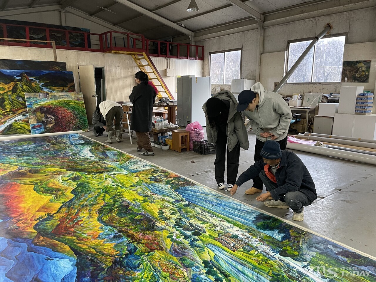 관람객들이 화천 사내면 사창리에 있는 길종갑 화백의 작업실을 방문, 작품을 감상하고 있다. (사진=개나리미술관)