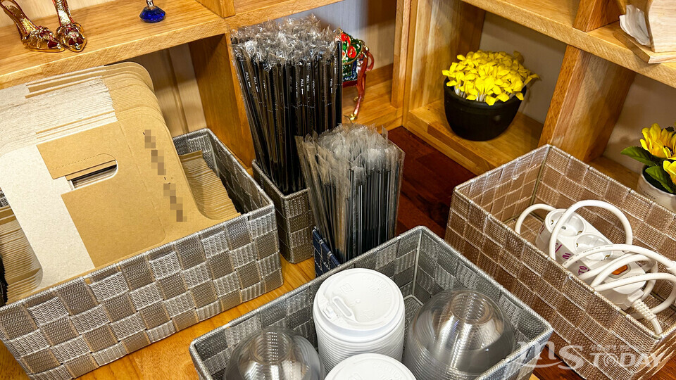 28일 방문한 후평동 한 무인카페에는 플라스틱 빨대, 컵과 같은 일회용품이 놓여있었다. (사진=서충식 기자)