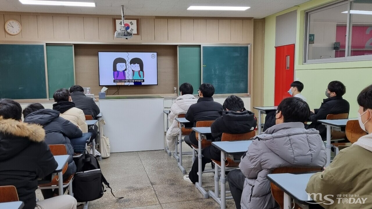 30일 오전 춘천의 한 고등학교에서 고3 학생들이 금융강의를 시청하고 있다. (사진=이현지 기자)