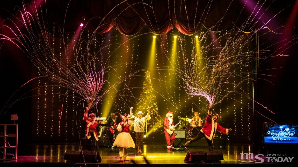 문화강대국이 3일 춘천인형극장에서 ‘화이트릭스마스2-산타 피습 사건’를 공연한다. (사진=문화강대국)