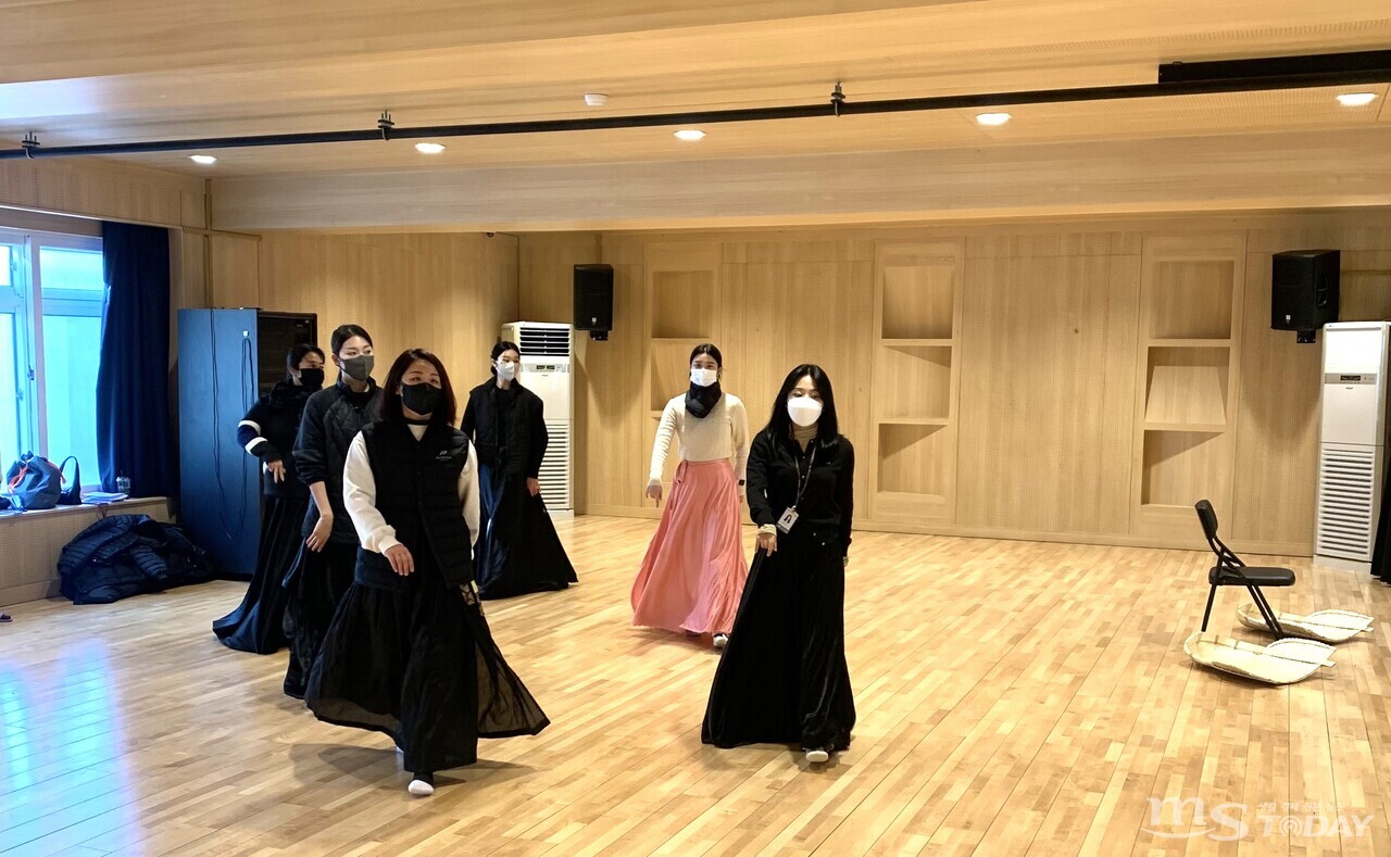 춘천시립국악단이 ‘순수’ 공연을 위해 연습하는 모습. (사진=춘천시립예술단)