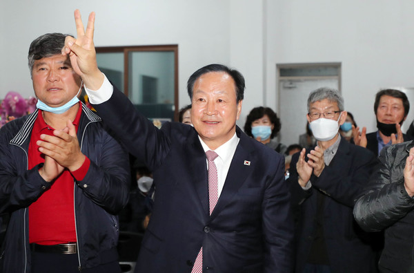 2020년 4월 제21대 총선에서 춘천·철원·화천·양구 을 선거구에 출마해 당선된 미래통합당(당시) 한기호 후보가 손을 들어 지지자들에게 인사하고 있다. (사진=연합뉴스)
