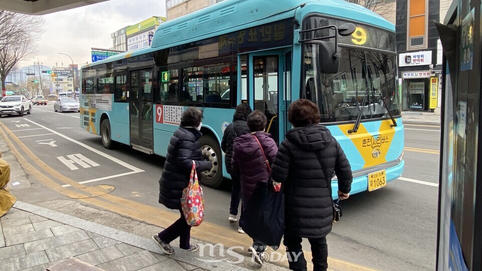 춘천시민들이 중앙시장 버스환승센터에서 버스를 타고 있다. (사진=MS투데이 DB)